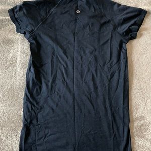 Lululemon swiftly tee in navy, size 6! Perfect condition